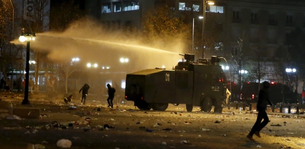 Policiais reprimiram festa de torcedores em Santiago - Andres Stapff/Reuters