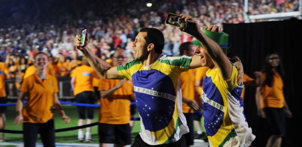 Atletas brasileiros se divertem durante festa de encerramento do Pan - AFP PHOTO/HECTOR RETAMAL