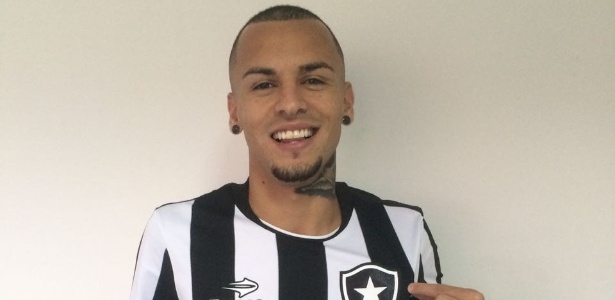 Lateral Alemão posa com a camisa do Botafogo e pode jogar no Inter - Divulgação/Botafogo