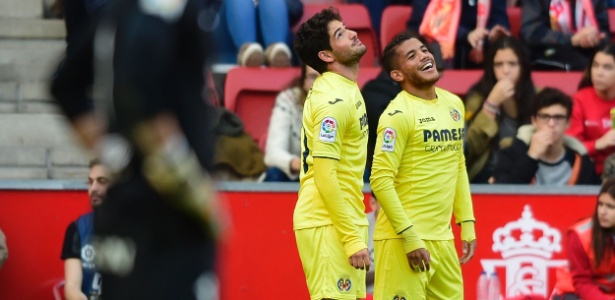 Pato (esquerda) comemora gol em vitória do Villarreal no Campeonato Espanhol - Miguel Riopa/AFP