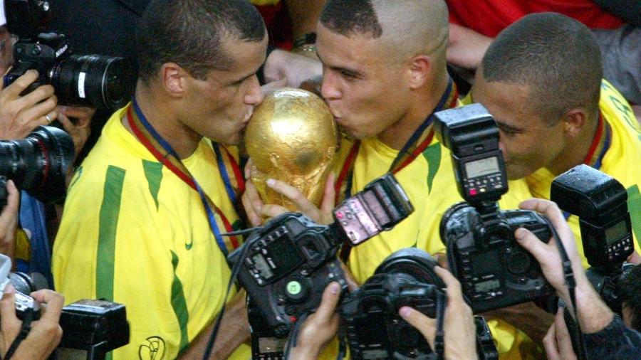 Rivaldo e Ronaldo beijam a taça da Copa do Mundo após a conquista do penta, em 2002 - REUTERS/Oleg Popov