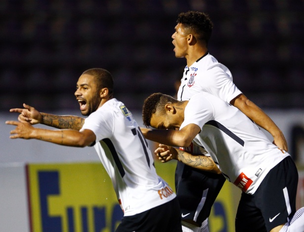Lucas Minele comemora gol que abriu placar pelo Corinthians contra a Ferroviária - Thiago Calil/AGIF