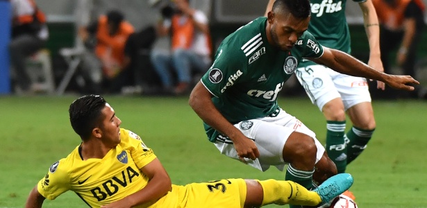 Borja é desarmado por Reynoso durante Palmeiras x Boca Juniors na Copa Libertadores - NELSON ALMEIDA/AFP