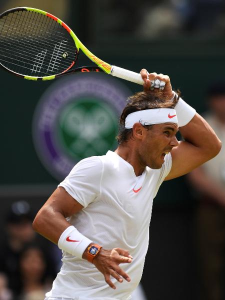 Rafael Nadal em lance da partida válida pela segunda rodada de Wimbledon - Tony O"Brien/Reuters