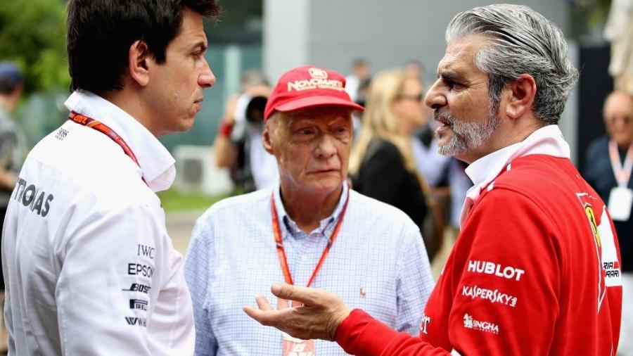 Toto Wolff e Niki Lauda, da Mercedes, conversam com Maurizio Arrivabene, da Ferrari no paddock da F-1 - Clive Mason/Getty Images