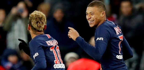 Kylian Mbappé comemora com Neymar após marcar pelo PSG contra o Lille - Christian Hartmann/Reuters