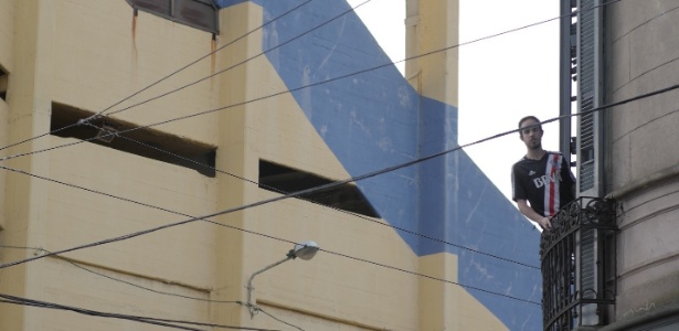 Matías, na varanda de sua antiga casa: relação não tão harmoniosa com o vizinho - Gustavo Mehl Figueiredo/Colaboração para o UOL - Gustavo Mehl Figueiredo/Colaboração para o UOL