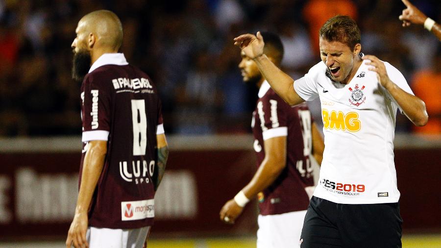 Corinthians já sofreu onze gols em bola aéreas nesta temporada, 61,1% dos gols sofridos  - Thiago Calil/AGIF