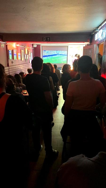 Visão interna do bar Das, durante transmissão do jogo do Brasil - Iwi Onodera/UOL - Iwi Onodera/UOL