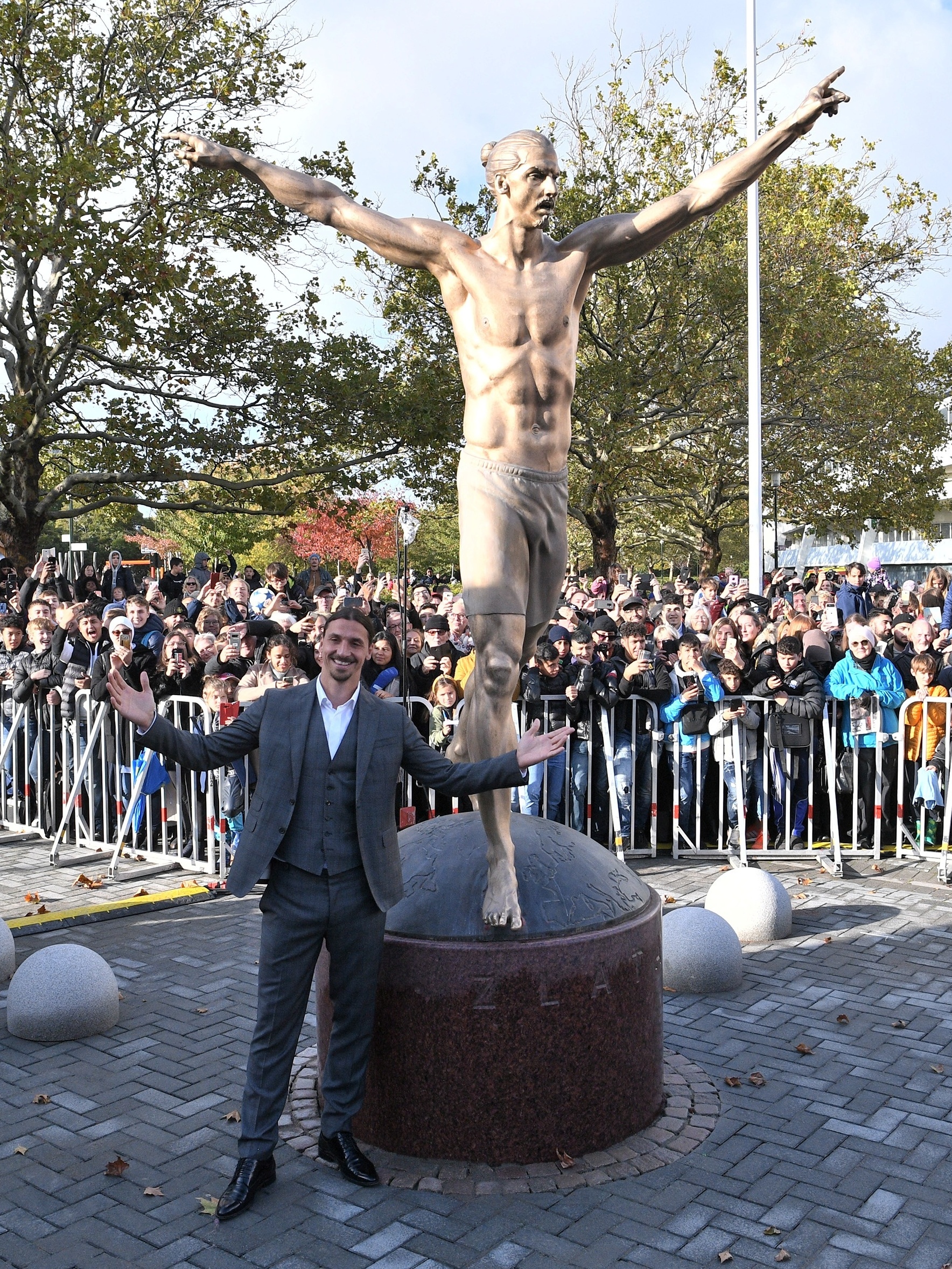 Ibrahimovic inaugura própria estátua em Malmö, sua cidade natal