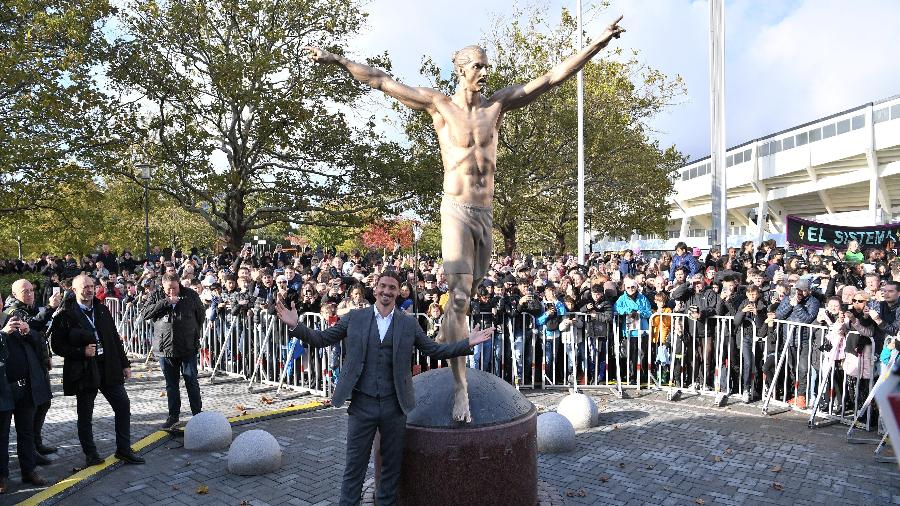 Ibrahimovic posa ao lado de sua estátua em Malmo, na Suécia - TT News Agency/Johan Nilsson via REUTERS