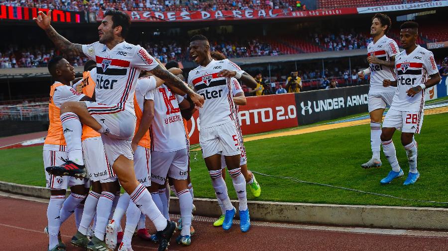 Jogadores do São Paulo comemoram gol marcado contra o Atlético-MG, no Brasileirão - Daniel Vorley/AGIF