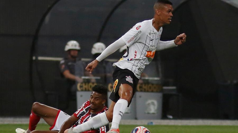 Richard deixa adversário no chão durante jogo do Corinthians contra o Botafogo-SP - ALE VIANNA/ALTAPHOTO/ESTADÃO CONTEÚDO