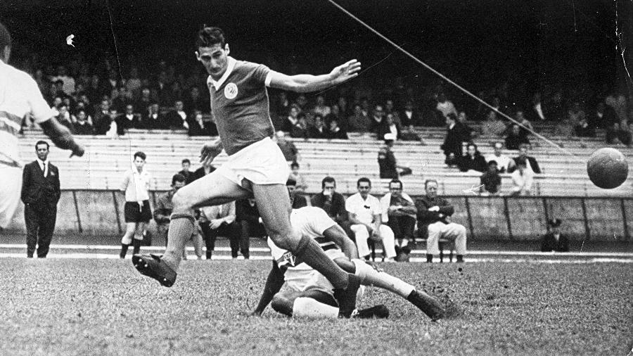 Julinho Botelho, do Palmeiras, em partida contra o São Paulo, pelo Campeonato Paulista de 1964