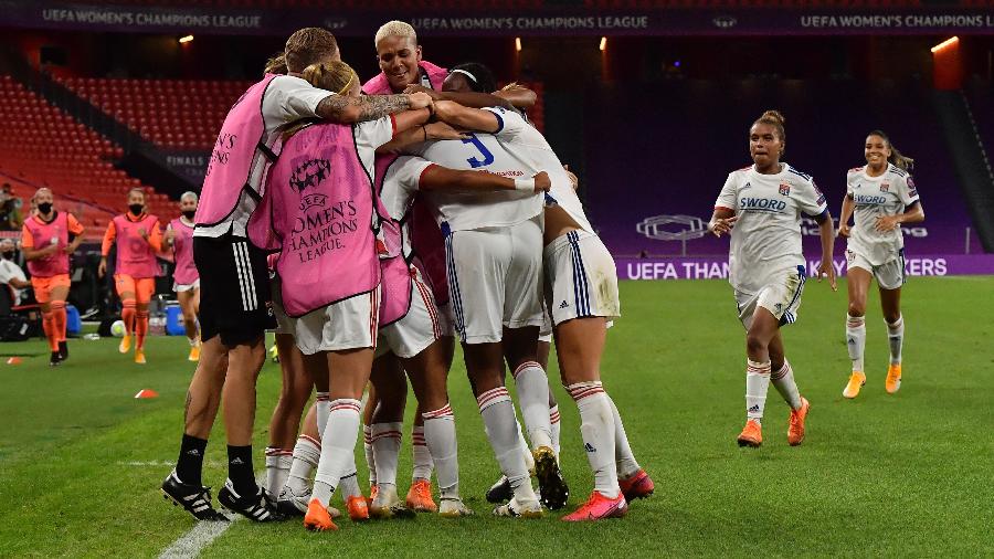 Wendie Renard e time do Lyon celebram gol marcado na semifinal da Champions Feminina contra o PSG - Alvaro Barrientos/Getty Images
