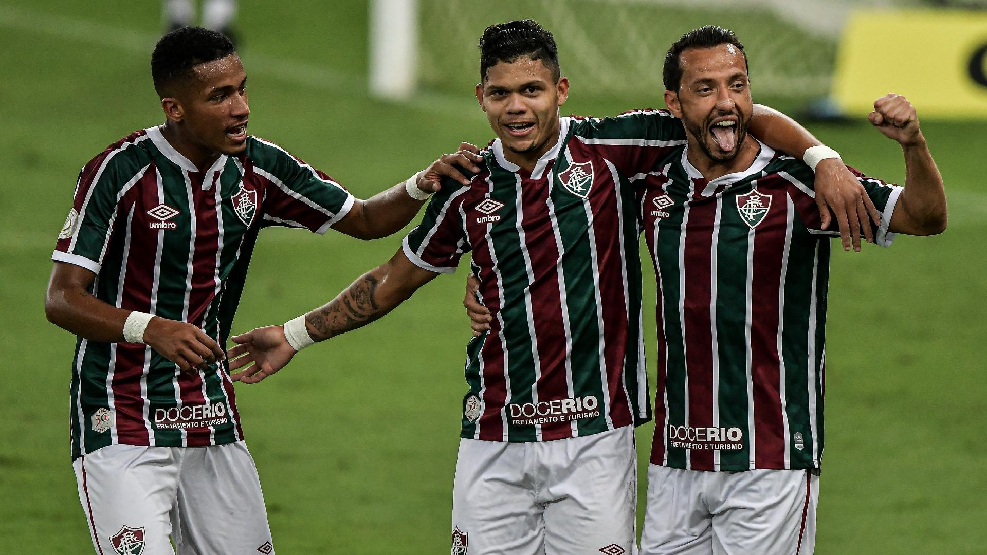 Marcos Paulo e Nenê comemoram gol marcado por Evanílson, contra o Atlético-GO, pelo Campeonato Brasileiro
