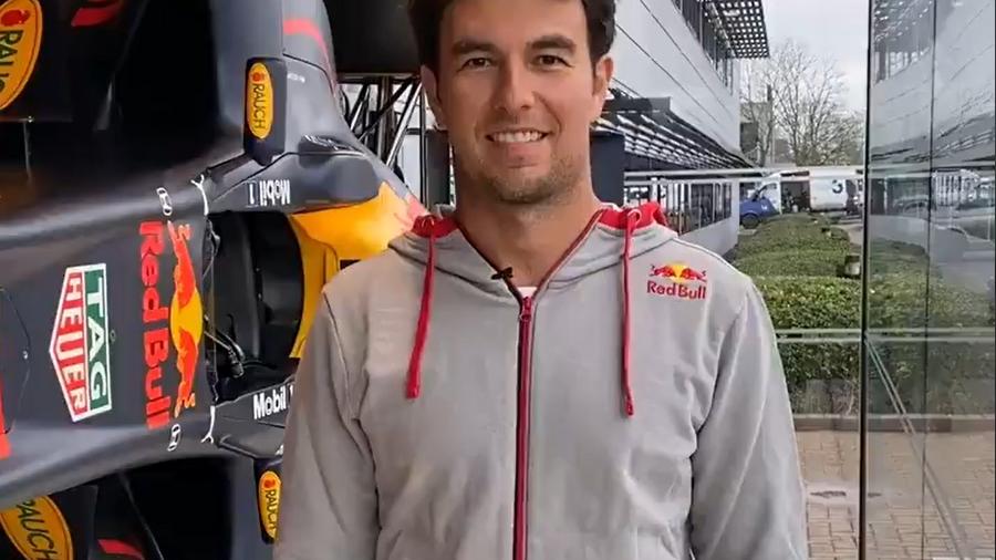 Sergio Perez em sua primeira visita à fábrica da Red Bull - Reprodução/Twitter