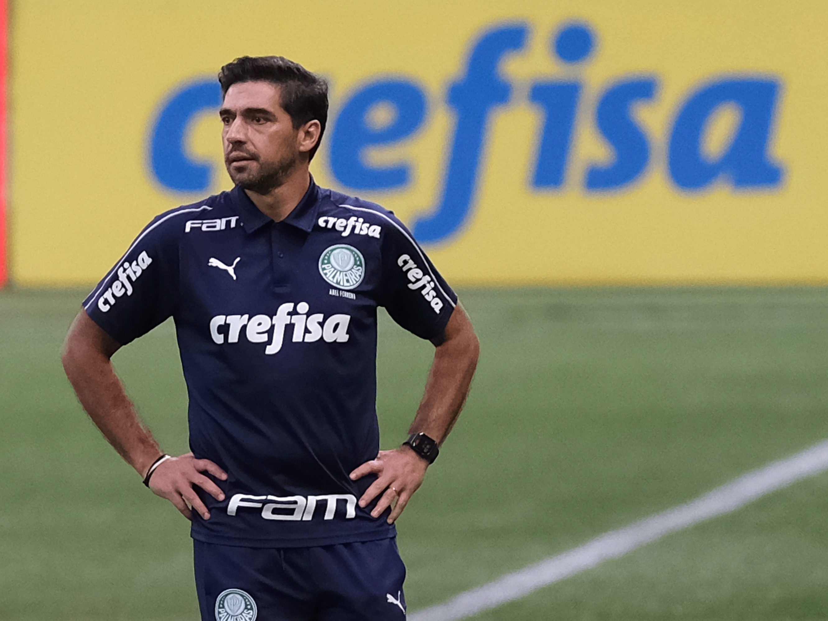 Futebol infantil meninos jogam esporte competitivo no parque