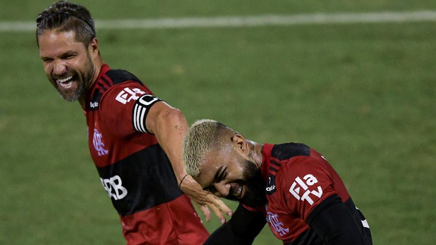 Gabigol brinca com Diego em comemoração de gol do Flamengo contra o Madureira - Thiago Ribeiro/AGIF