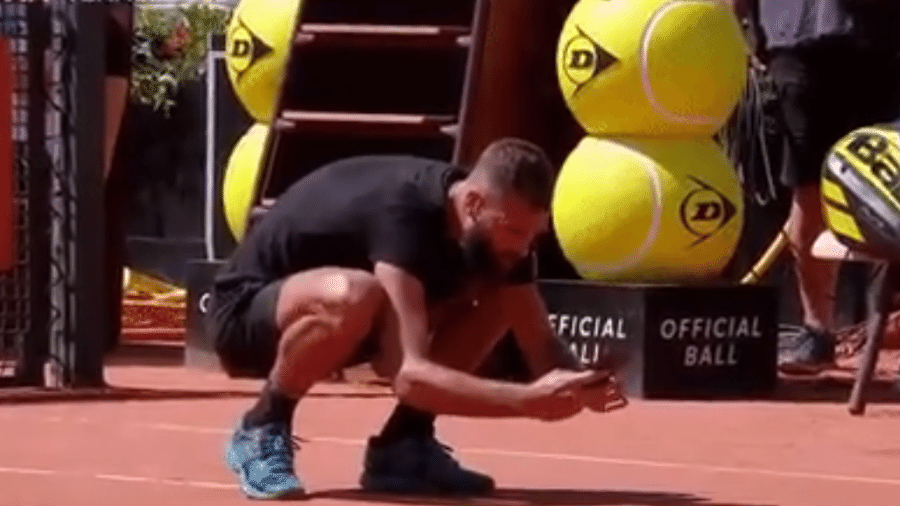 Tenista francês Benoit Paire tira fotos da marca da bola para contestar a arbitragem - Reprodução
