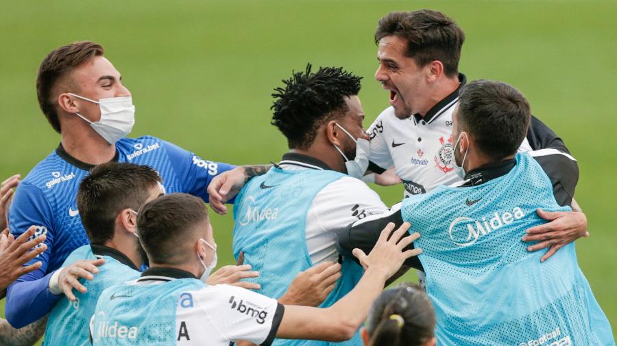 Fagner comemora com Gil e Donelli o gol marcado pelo Corinthians contra a Inter de Limeira nas quartas de final do Paulistão - Marcello Zambrana/AGIF