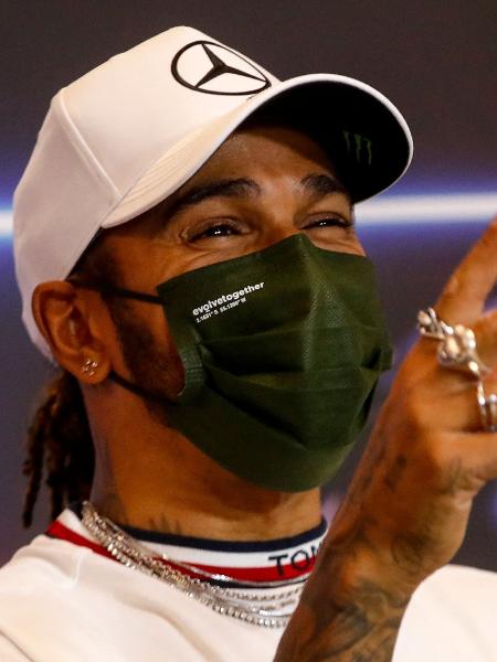 Lewis Hamilton sorri em coletiva de imprensa em Monaco - Sebastien Nogier/POOL/AFP