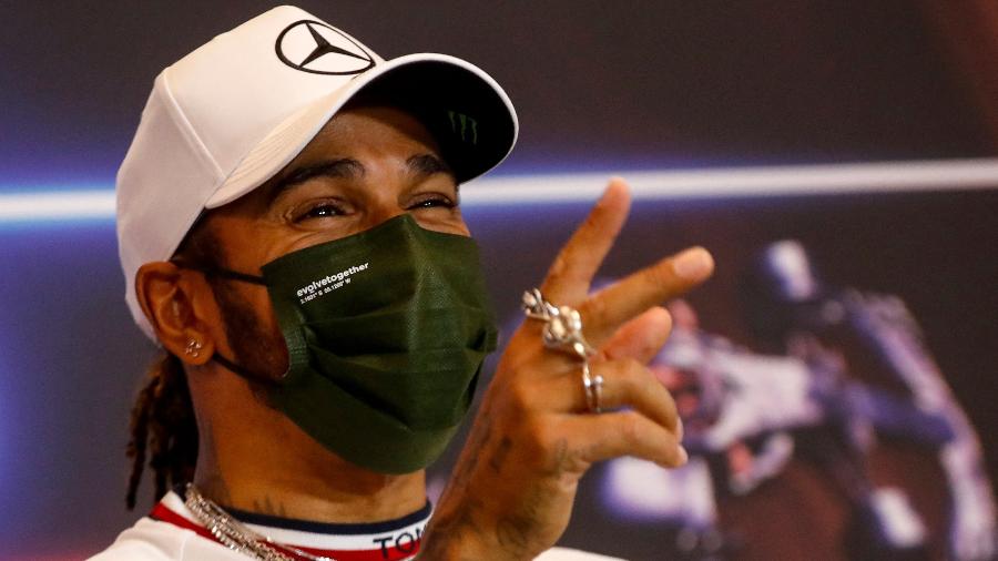 Lewis Hamilton sorri em coletiva de imprensa - Sebastien Nogier/POOL/AFP