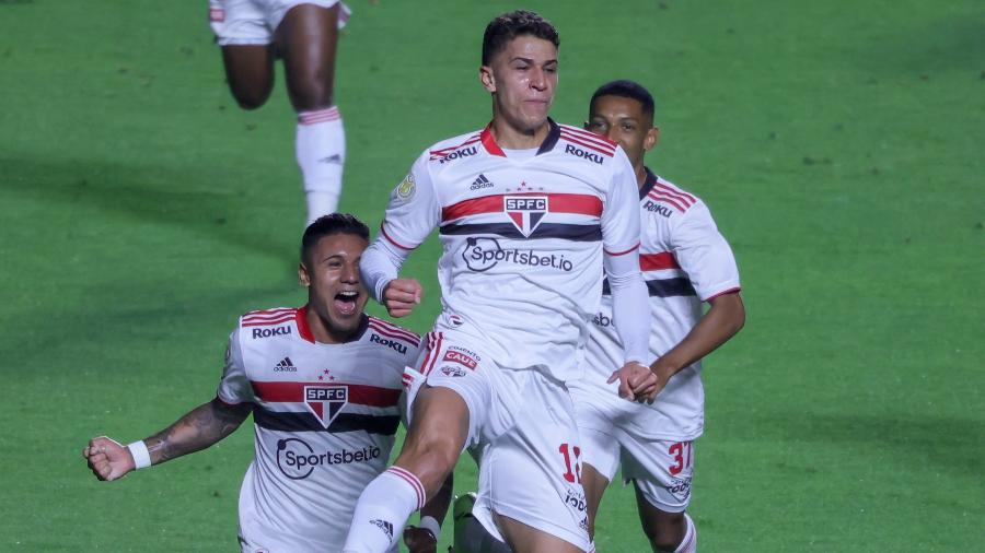 Vitor Bueno comemora gol do São Paulo contra o Grêmio pelo Brasileirão - Marcello Zambrana/AGIF