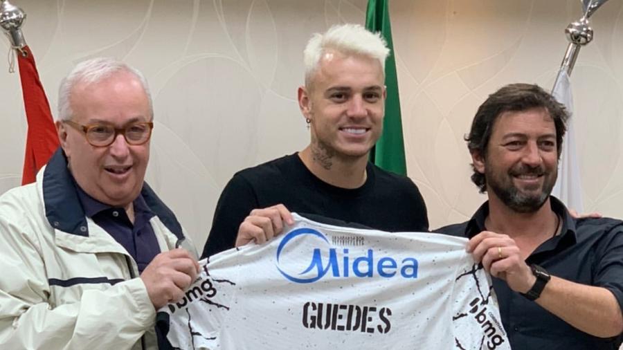Roger Guedes posa com camisa sem número ao lado do presidente do Corinthians, Duilio Alves - Reprodução/Stories/Instagram/Corinthians