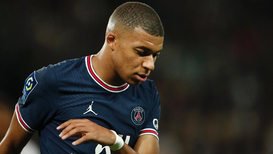 Mbappé em ação com a camisa do PSG diante do Lyon, pelo Campeonato Francês - Benoit Tessier/Reuters