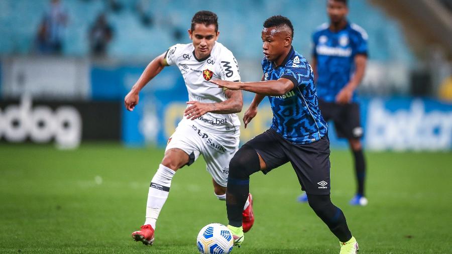 Jaminton Campaz tenta jogada durante Grêmio x Sport, pelo Campeonato Brasileiro - Lucas Uebel/Grêmio FBPA
