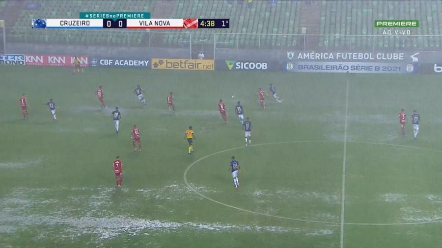 Jogo entre Cruzeiro e Vila Nova foi paralisado por conta das fortes chuvas que empoçaram o gramado - Reprodução / Premiere