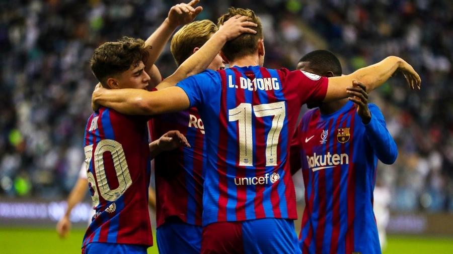 Jogadores do Barcelona celebram gol marcado diante do Real Madrid, pela semifinal da Supercopa da Espanha - Reprodução/Twitter