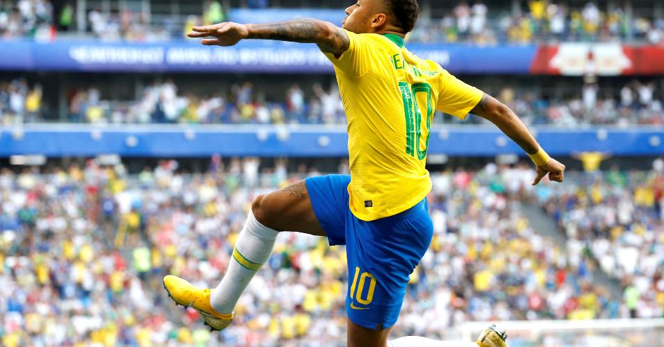 2018 - Neymar comemora o gol nas oitavas de final da Copa da Rússia, contra o México