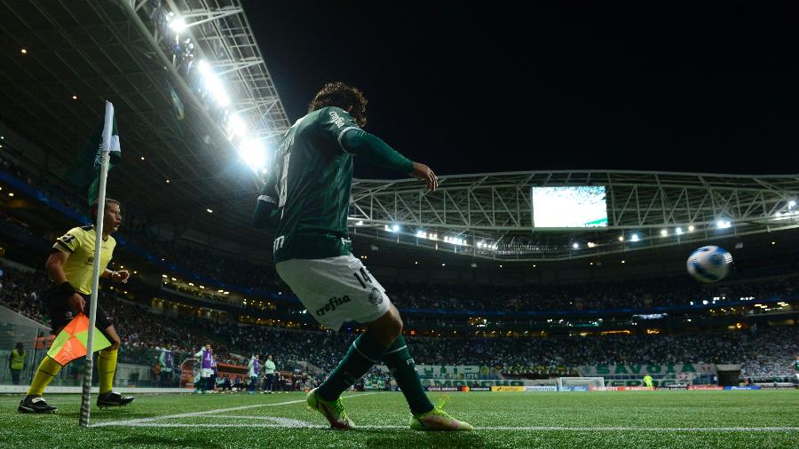 Gustavo Scarpa cobra escanteio, na partida entre Palmeiras e Emelec-EQU - Mauro Horita / CONMEBOL