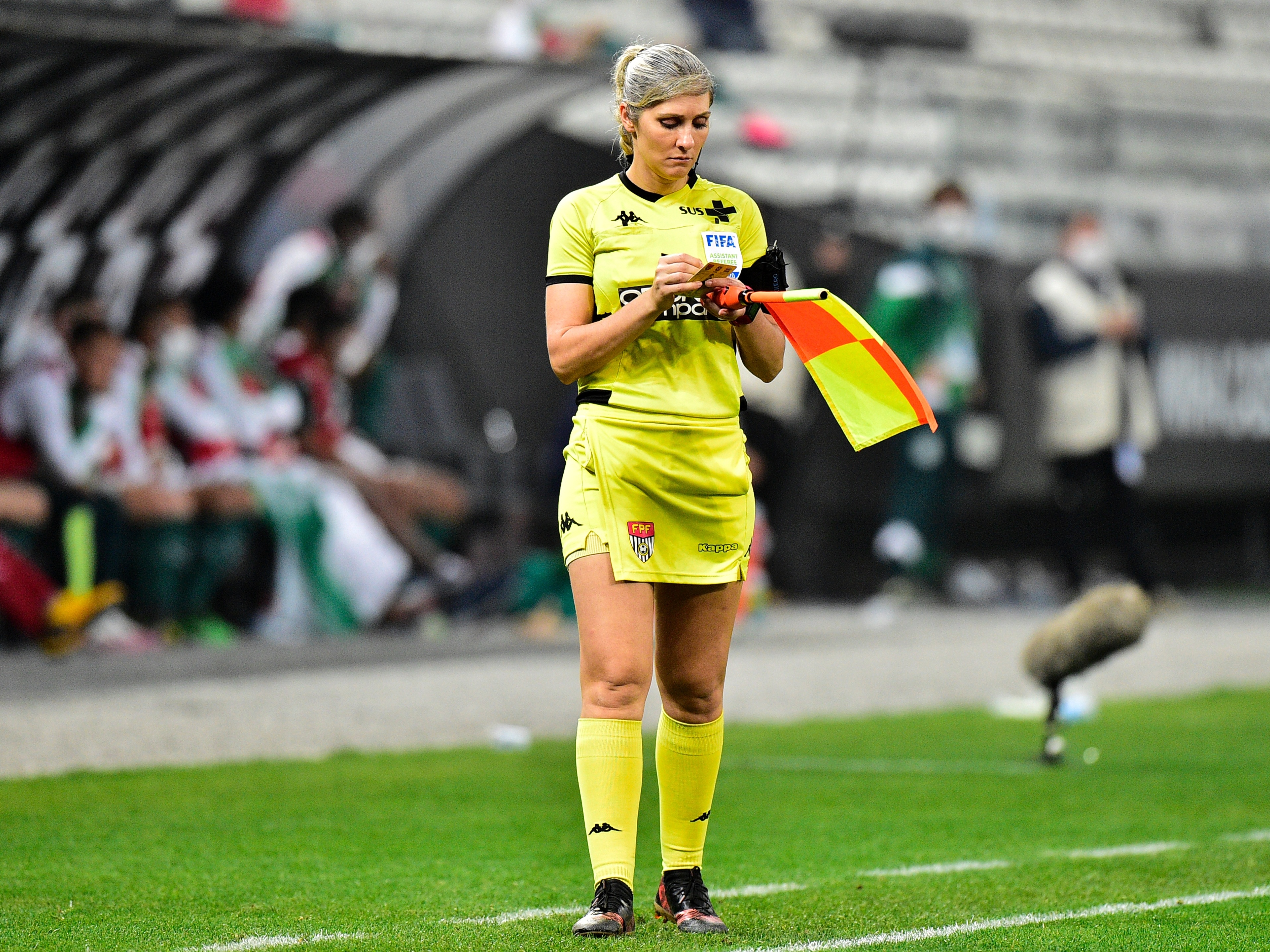 Neuza Back: árbitra brasileira compõe 1º trio feminino na Copa - Vermelho