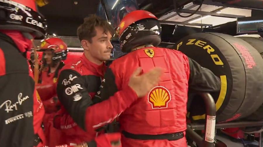 Charles Leclerc abraça mecânicos da Ferrari após o abandono no GP da Espanha - Reprodução/F1TV