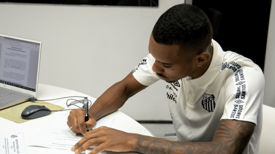 Lucas Pires renova contrato com o Santos até 2026 - Divulgação/Santos FC