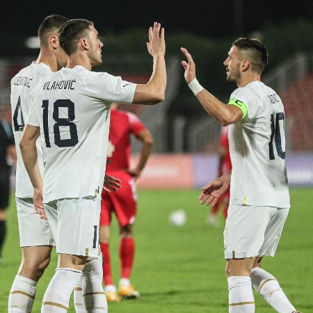 Vlahovic (e) e Tadic comemoram gol da Sérvia em amistoso contra o Bahrein - Reprodução/Twitter/FA of Serbia