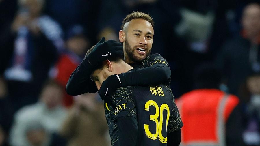 Neymar abraça Messi após marcar para o PSG na partida contra o Reims - Christian Hartmann/Reuters
