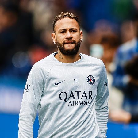 Neymar se aquece antes de partida do PSG contra o Lille, pelo Campeonato Francês