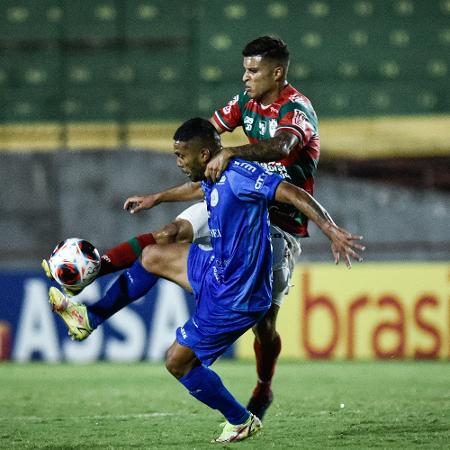 Jogadores disputam a bola durante partida entre Portuguesa e São Bento, pelo Paulistão 2023 - Ronaldo Barreto/Estadão Conteúdo