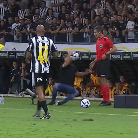 Coudet caiu ao tentar segurar a bola na partida entre Atlético-MG e Millonarios, pela pré-Libertadores - Reprodução/Twitter
