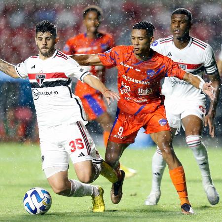 Beraldo protege a bola para o São Paulo no duelo contra o Puerto Cabello, válida pela Sul-Americana - Paulo Pinto / AFP