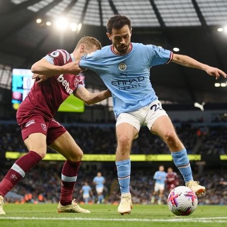 Bernardo Silva domina a bola durante Manchester City x West Ham, pelo Campeonato Inglês