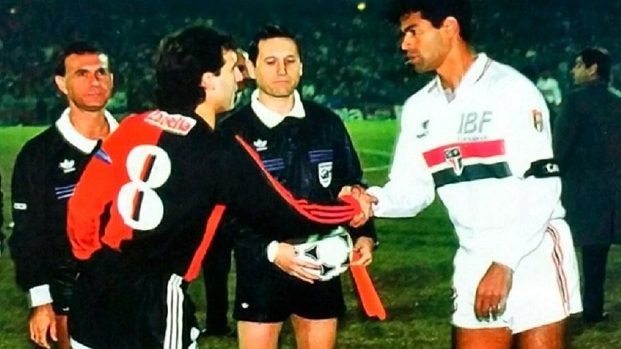 Tata Martino e Raí se cumprimentam na final da Libertadores de 1992 - Reprodução
