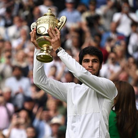 Carlos Alcaraz foi campeão de Wimbledon após vencer Novak Djokovic