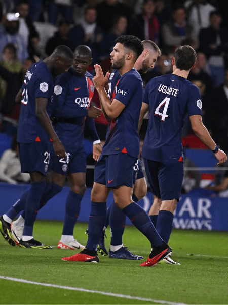 Jogadores do PSG comemorando a vitória no Campeonato Francês