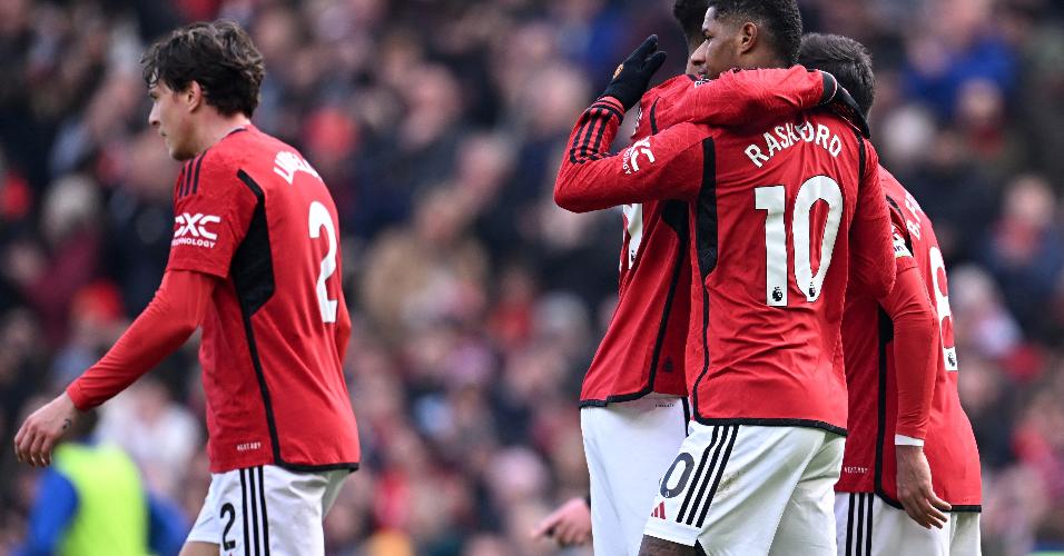 Rashford celebra com seus companheiros após marcar contra o Everton