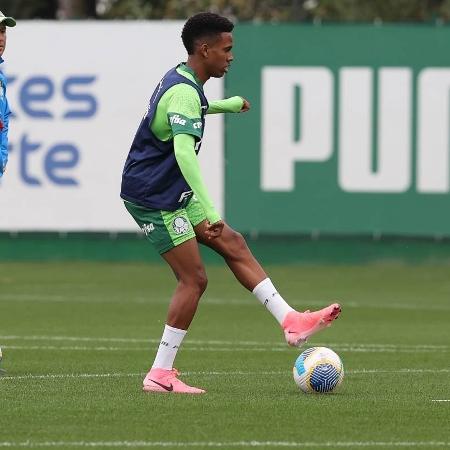 Estêvão iniciou a transição física e foi a campo no treino do Palmeiras desta sexta-feira (9)